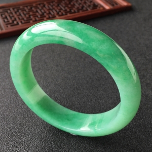 (超值推荐)糯冰种翠色手镯(56.4mm)