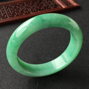 (超值推荐)糯冰种翠色手镯(56.5mm)