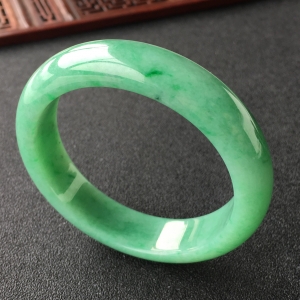 (超值推荐)糯冰种翠色手镯(56.4mm)