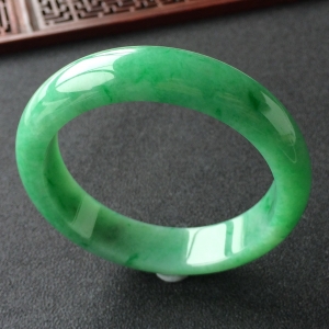 (超值推荐)糯冰种翠色手镯(56.4mm)