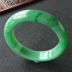 (超值推荐)糯冰种飘翠手镯(56.5mm)
