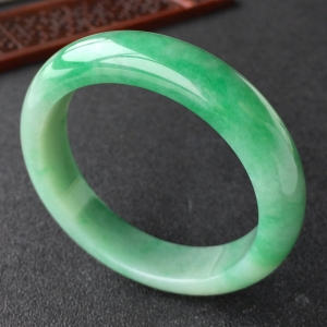 (超值推荐)糯冰种飘翠手镯(57.1mm)