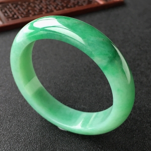 (超值推荐)糯冰种飘翠手镯(55.3mm)