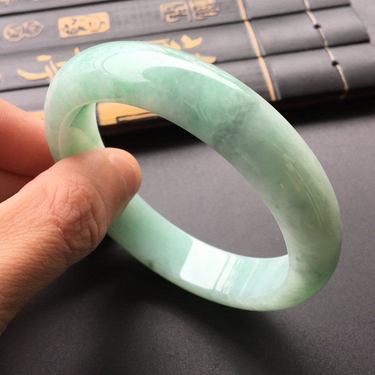 (超值推荐)糯冰种飘翠手镯(58.3mm)