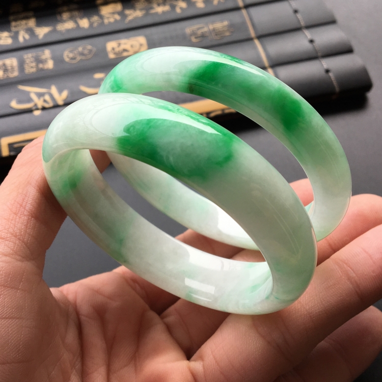 (超值推荐)糯冰种飘阳绿手镯(54.3mm/55mm)单价