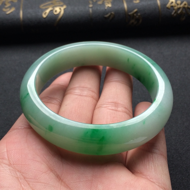 （超值推荐）糯冰种飘翠手镯（56.6mm）