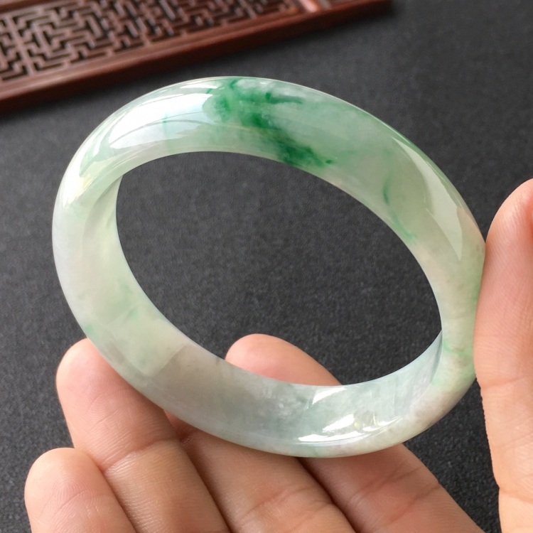 (超值推荐)糯冰种飘翠手镯(57mm)