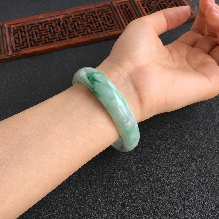 (超值推荐)糯冰种飘翠手镯(57mm)