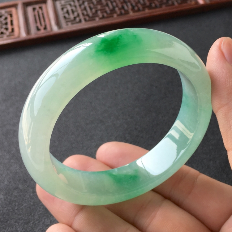 (超值推荐)糯冰种飘翠手镯(56.4mm)