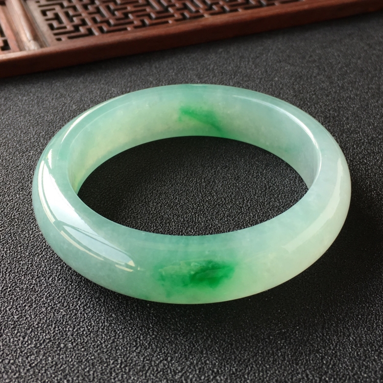 (超值推荐)糯冰种飘翠手镯(56.4mm)