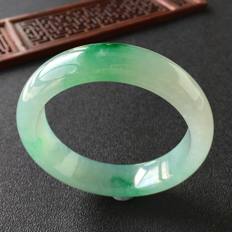 (超值推荐)糯冰种飘翠手镯(56.4mm)
