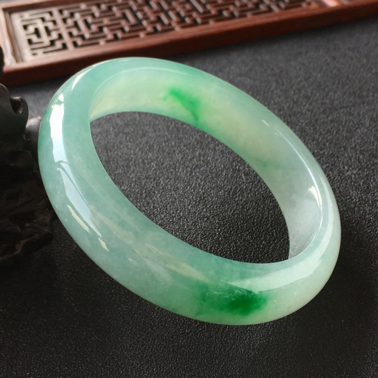 (超值推荐)糯冰种飘翠手镯(56.4mm)