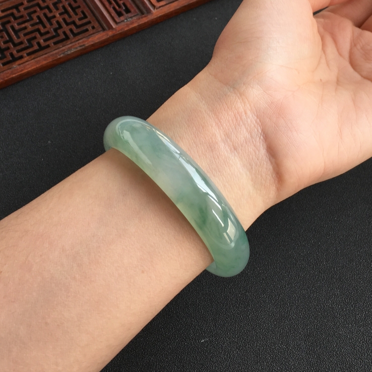 (超值推荐)冰种飘花手镯(56mm)
