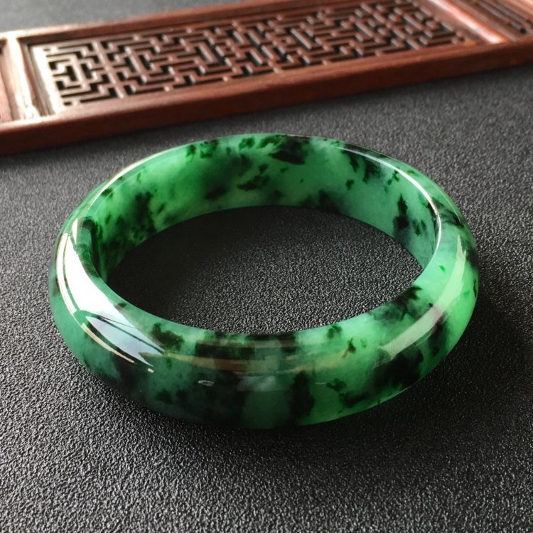 (超值推荐)糯冰种廯加绿手镯(58.3mm)