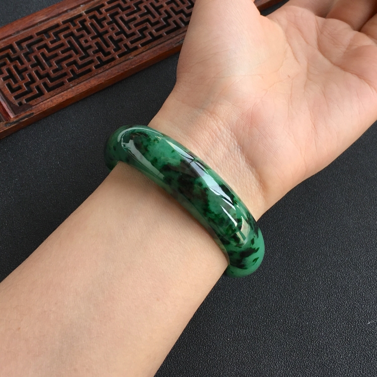 (超值推荐)糯冰种廯加绿手镯(58.3mm)