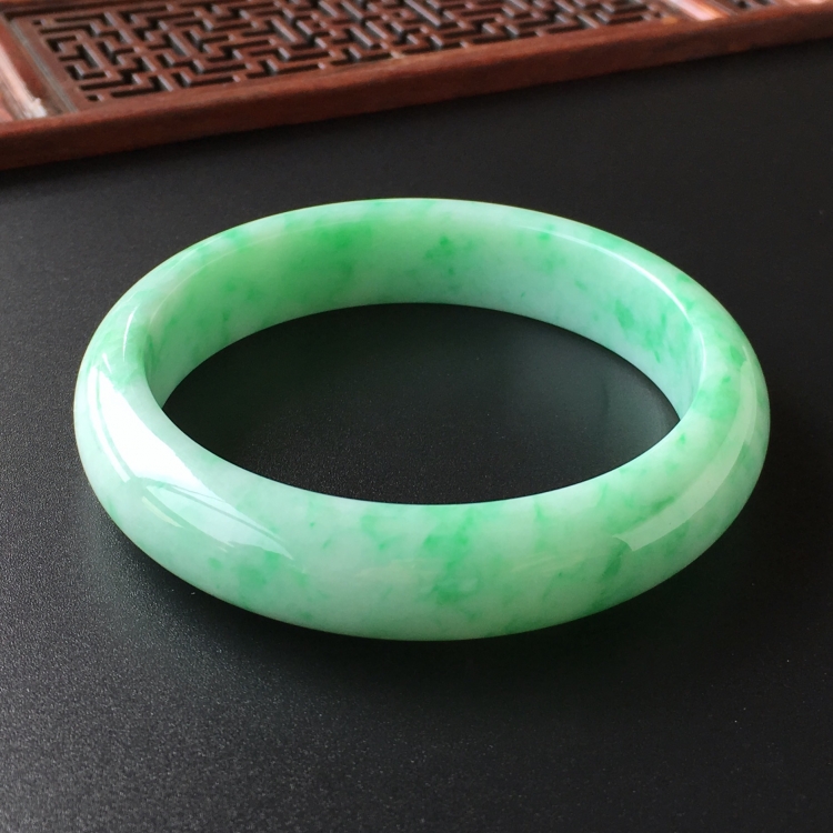 (超值推荐)糯冰种飘翠手镯(61.5mm)
