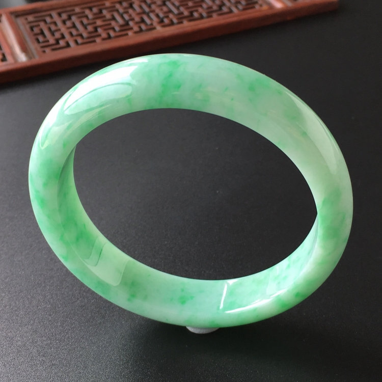 (超值推荐)糯冰种飘翠手镯(61.5mm)