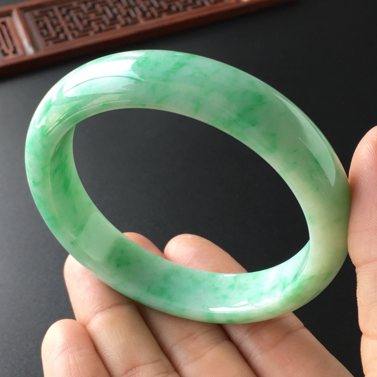 (超值推荐)糯冰种飘翠手镯(61.5mm)