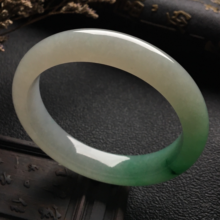 （超值推荐）糯冰种略飘花手镯（57mm）