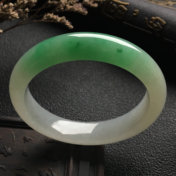（超值推荐）糯冰种略飘花手镯（57mm）