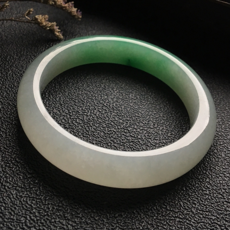 （超值推荐）糯冰种略飘花手镯（57mm）