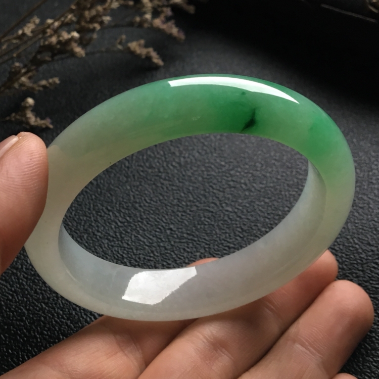 （超值推荐）糯冰种略飘花手镯（57mm）