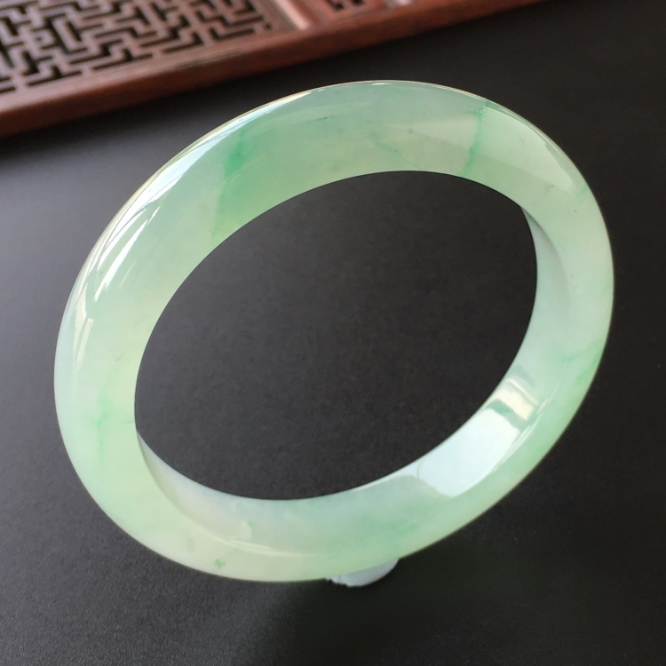 (超值推荐)冰种飘绿花手镯(54.5mm)