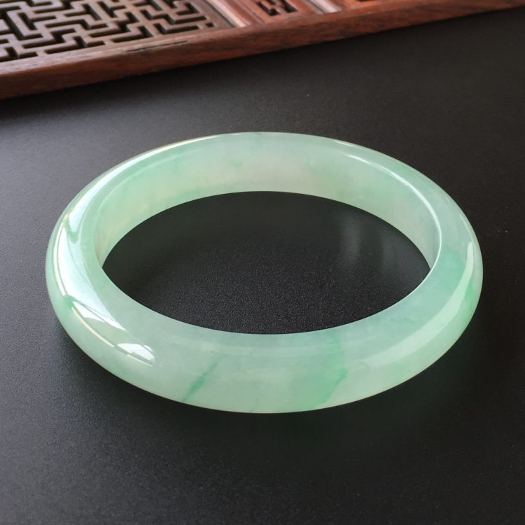 (超值推荐)冰种飘绿花手镯(54.5mm)