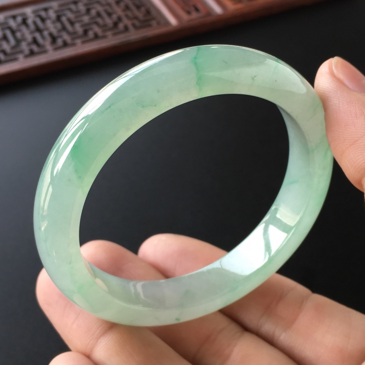 (超值推荐)冰种飘绿花手镯(54.5mm)