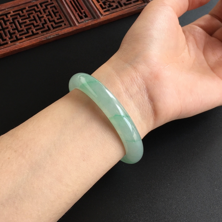 (超值推荐)冰种飘绿花手镯(54.5mm)
