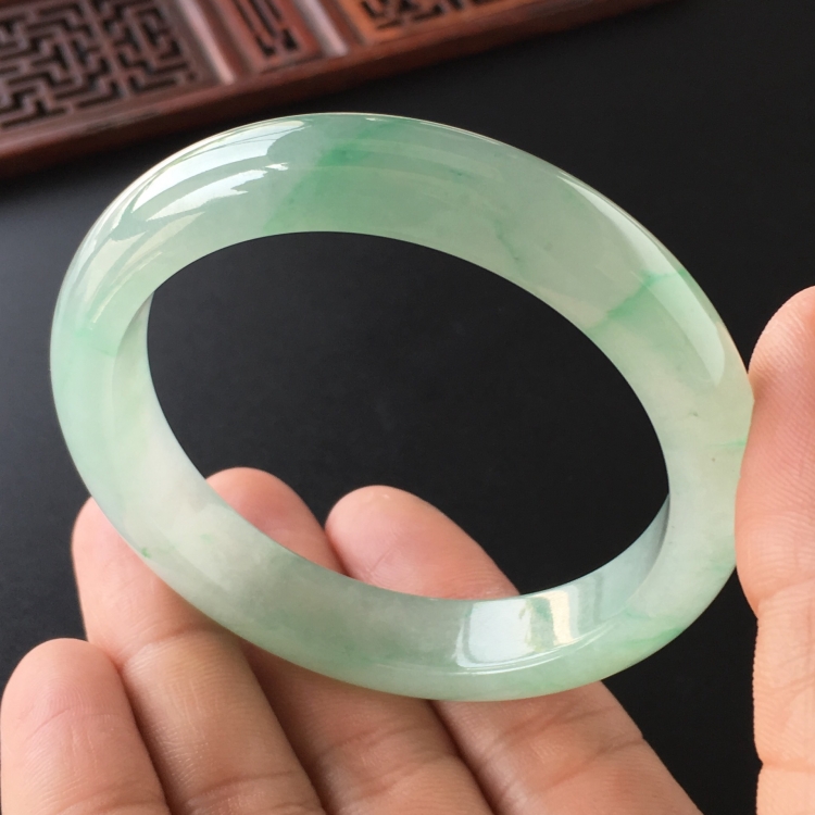 (超值推荐)冰种飘绿花手镯(54.5mm)