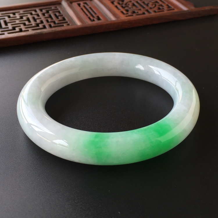 (超值推荐)糯冰种飘翠圆条手镯(57.6mm)