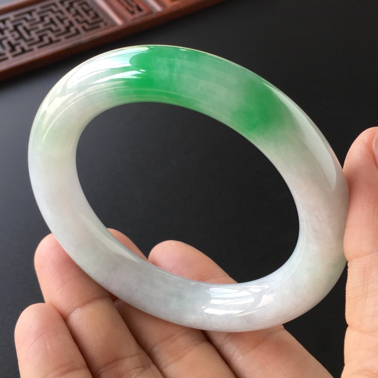 (超值推荐)糯冰种飘翠圆条手镯(57.6mm)
