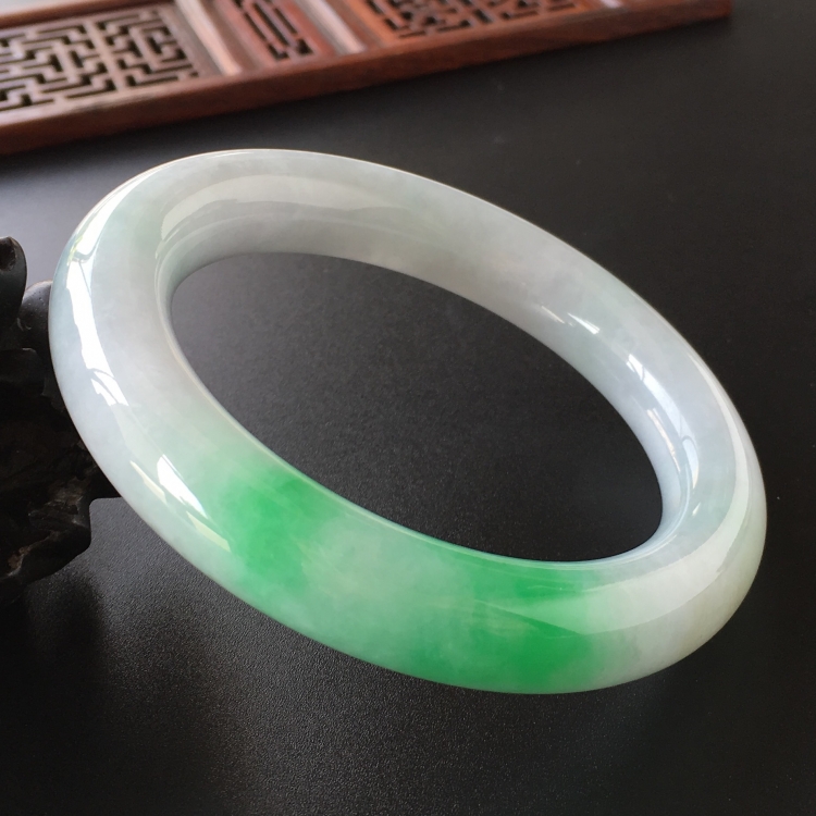 (超值推荐)糯冰种飘翠圆条手镯(57.6mm)