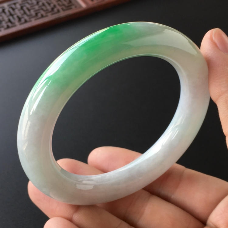 (超值推荐)糯冰种飘翠圆条手镯(57.6mm)