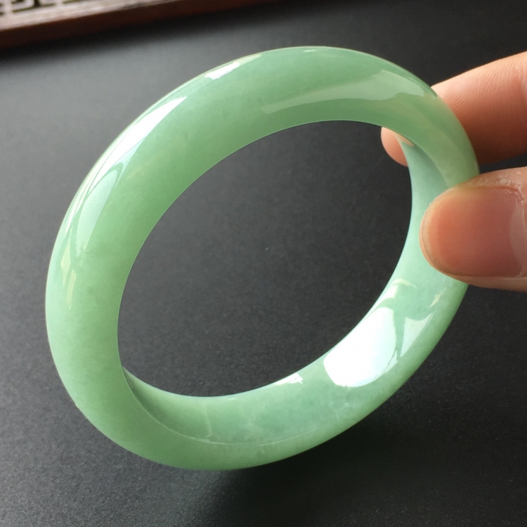 (超值推荐)糯冰种绿晴水手镯(55.6mm)