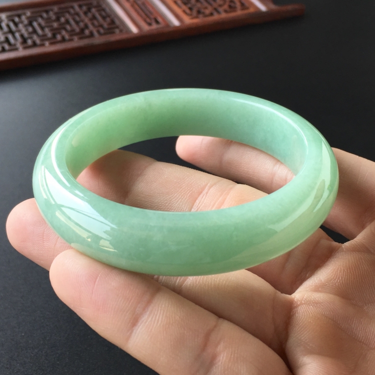 (超值推荐)糯冰种绿晴水手镯(55.6mm)