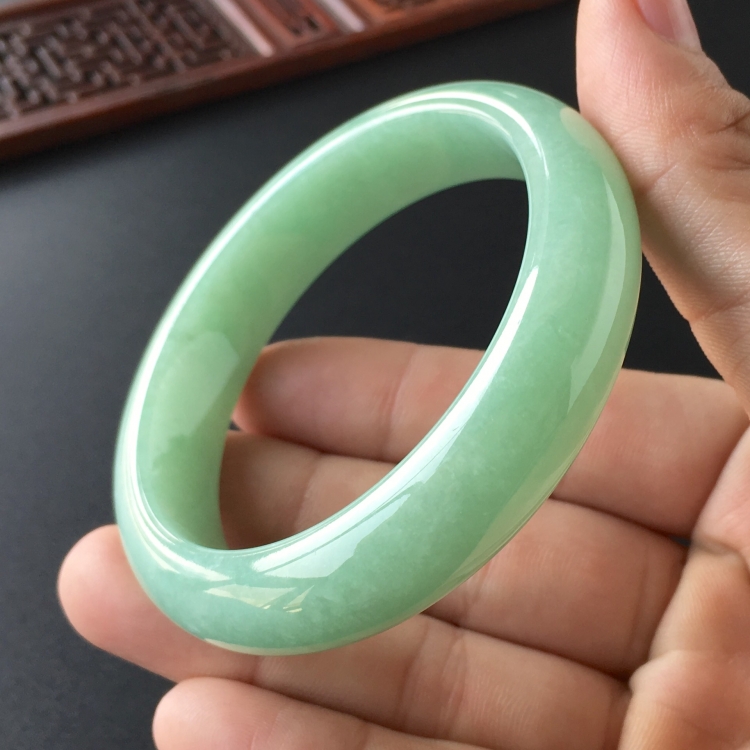 (超值推荐)糯冰种绿晴水手镯(55.6mm)
