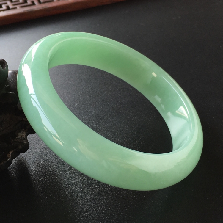 (超值推荐)糯冰种绿晴水手镯(55.6mm)