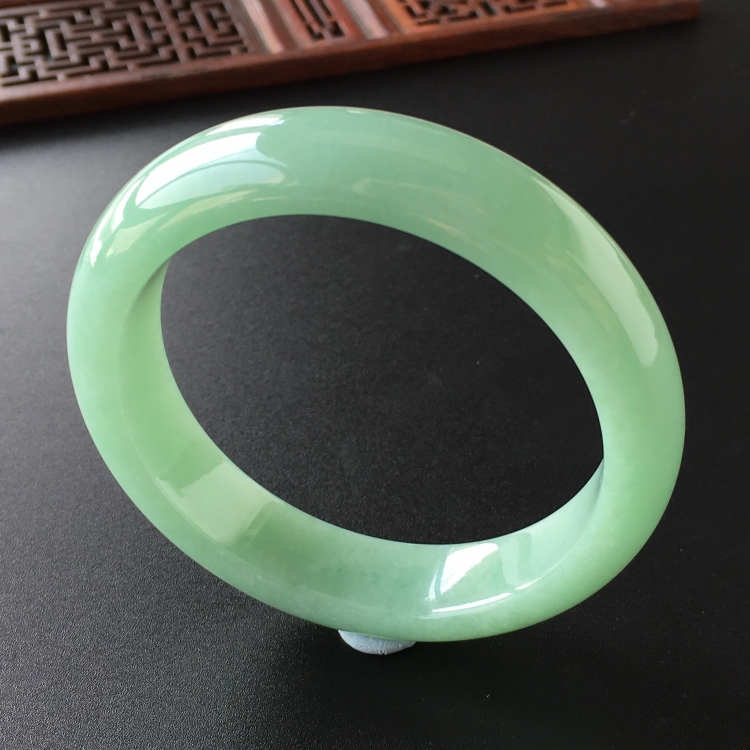 (超值推荐)糯冰种绿晴水手镯(55.6mm)