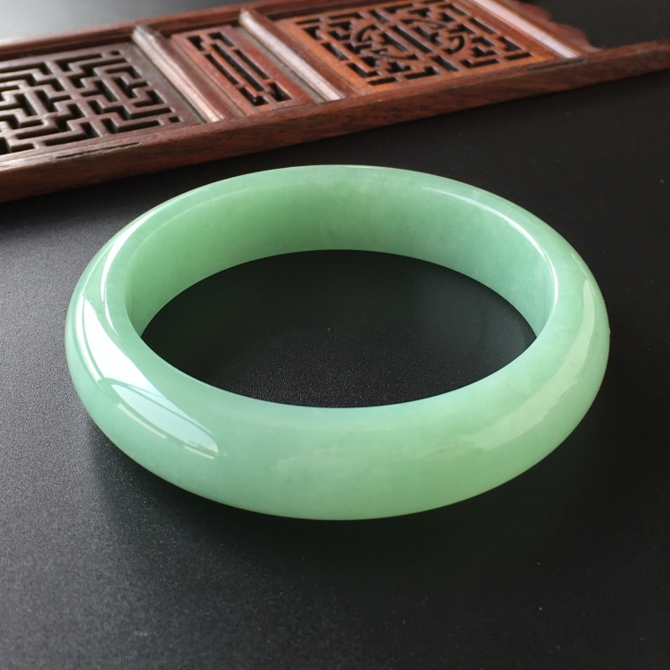(超值推荐)糯冰种绿晴水手镯(55.6mm)