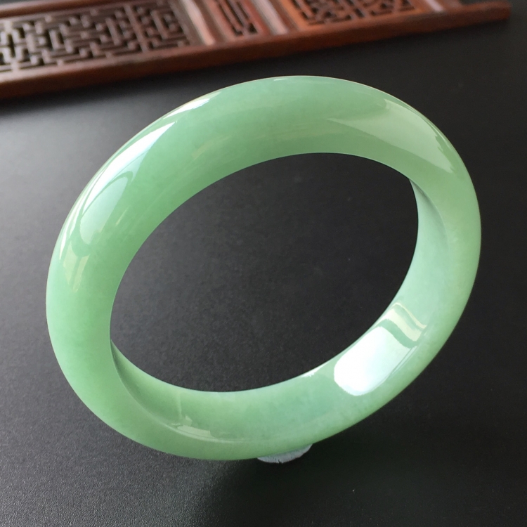 (超值推荐)糯冰种绿晴水手镯(55.6mm)