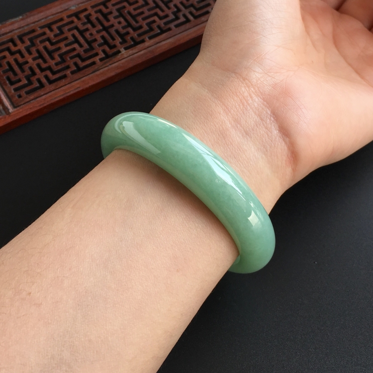 (超值推荐)糯冰种绿晴水手镯(55.6mm)