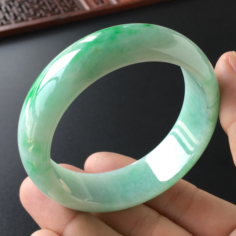 (超值推荐)糯冰种飘翠手镯(56.6mm)