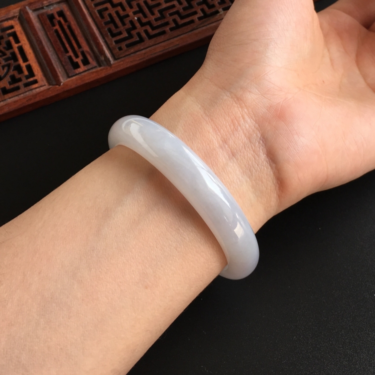 (超值推荐)糯冰种淡晴水手镯(55.2mm)