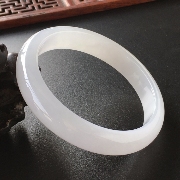 (超值推荐)糯冰种淡晴水手镯(55.2mm)