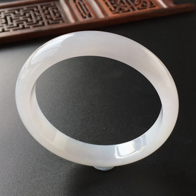 (超值推荐)糯冰种淡晴水手镯(55.2mm)