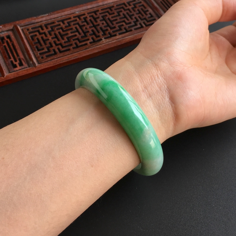 (超值推荐)糯冰种飘翠手镯(57mm)