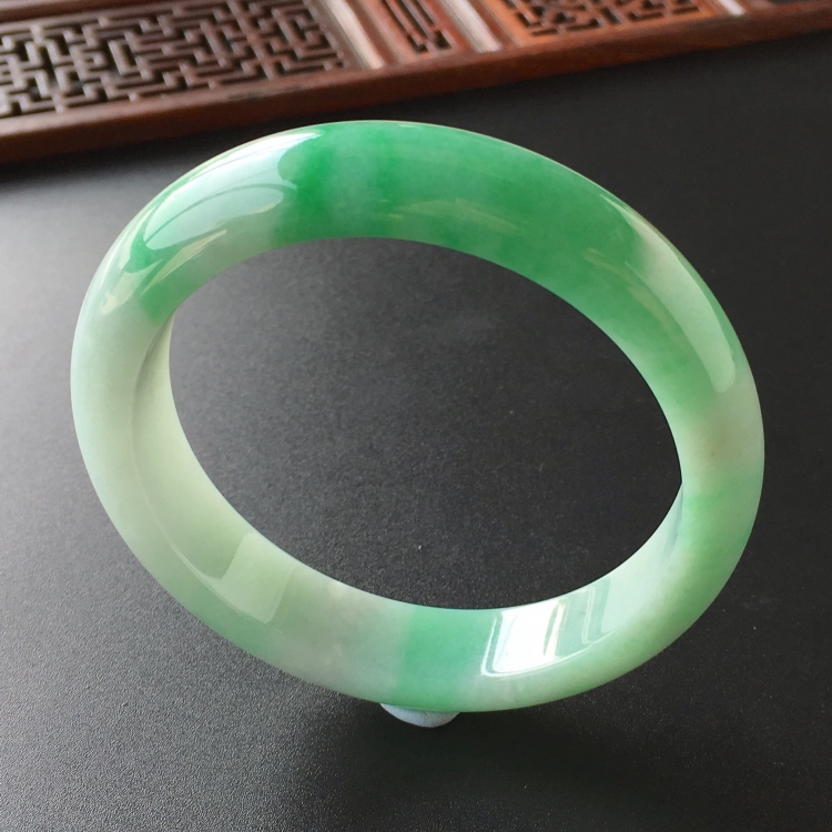 (超值推荐)糯冰种飘翠手镯(57mm)