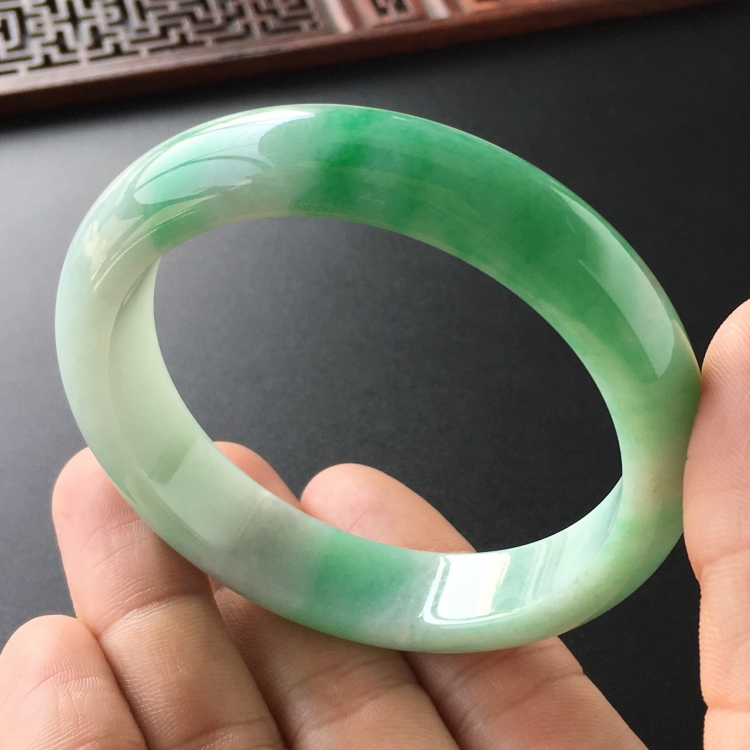 (超值推荐)糯冰种飘翠手镯(57mm)